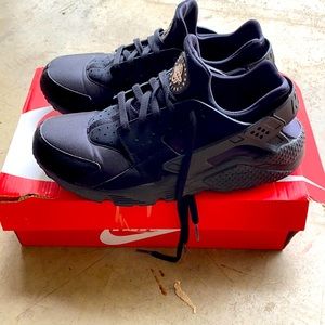 Selling a pair of black huarache’s